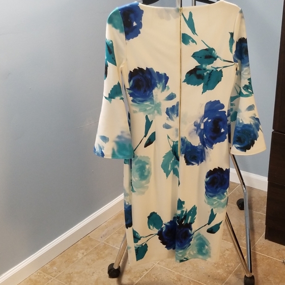 Dresses - Picture 3 of 3